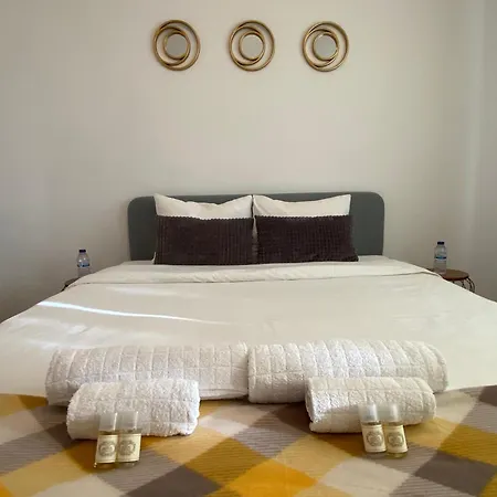Almada Central Apartment *