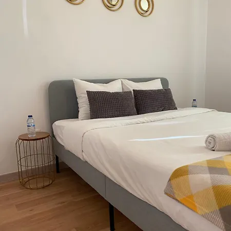 Almada Central Apartment *