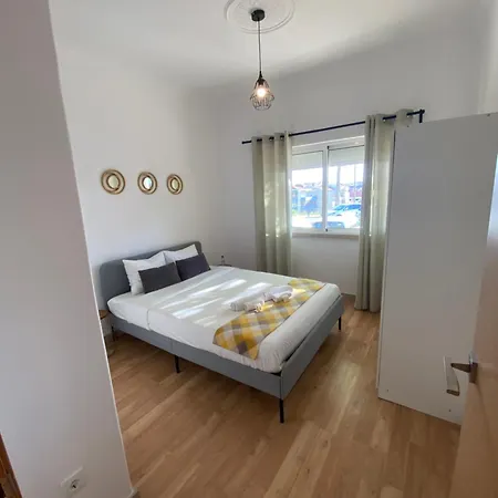 Almada Central Apartment Daire *